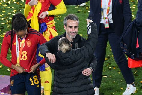 Un video muestra al seleccionador español tocando indebidamente a una integrante de su equipo durante la celebración de la final del Mundial Femenino
